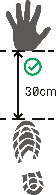 Mão no máximo 30 cm à frente da ponta do pé